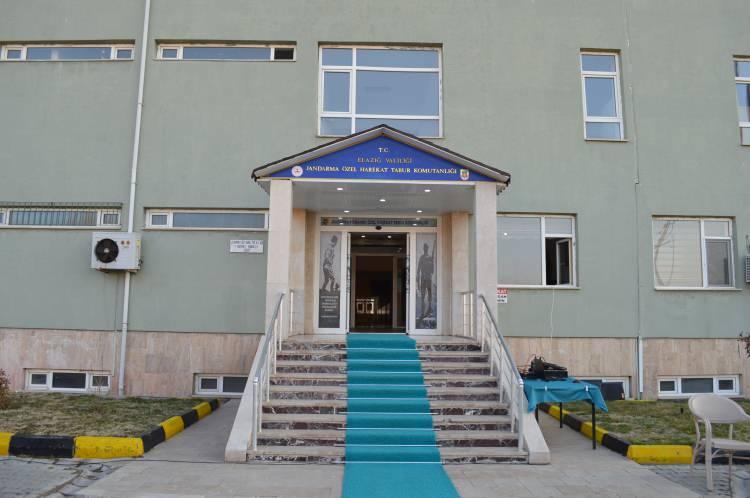 <p>Kovancılar il&ccedil;esindeki Serdarlar &Ouml;zel Harekat Tabur Komutanlığı'nda g&ouml;revli 215 personel, Barış Pınarı Harekatı'nda g&ouml;rev değişimi yapmak i&ccedil;in Suriye'nin Afrin kentine uğurlandı.&nbsp;</p>
