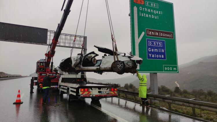 <p>Mert &Ouml;kmen (48) idaresindeki yabancı plakalı otomobil, İstanbul-Bursa-İzmir Otoyolu'nun Karsak Kavşağı yakınlarında bariyerlere &ccedil;arpıp şarampole devrildi.</p>

<p>&nbsp;</p>

