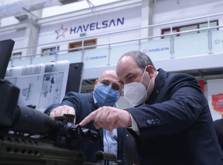 Bakan Varank, HAVELSAN'ın keskin nişancı simülatörünü denedi