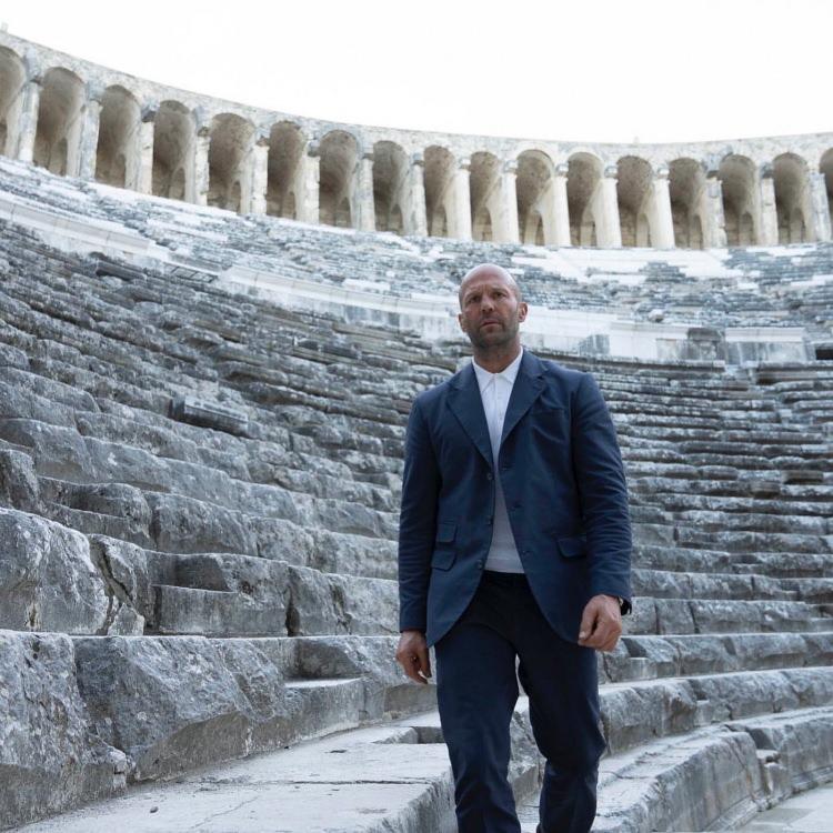 <p>Dünyaca ünlü yönetmen Guy Ritchie ve İngiliz aktör Jason Statham'ın bir araya geldiği 'Five Eyes' filminin çekimlerine, 21 Ocak'ta başlandı. 1.8 milyar TL'ye inşa edilen ve dev bir film platosuna dönüşen Expo alanında başlayan çekimler, tarihi semt Kaleiçi ile Cumhuriyet Meydanı'nda devam etti. Film çekimleri için yaklaşık 2 aydır Antalya'da bulunan ve Serik'e bağlı Belek turizm merkezindeki Regnum Carya Otel'in kurşun geçirmez villasında konaklayan ünlü aktör Jason Statham, kendisine ait sahnelerin tamamlanmasının ardından geçen hafta Antalya'dan ayrıldı.</p>

<p> </p>
