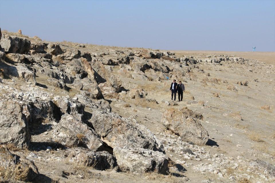 <p>İl&ccedil;eye bağlı Eşmekaya beldesi Erdoğdu Yaylası yakınlarında bulunan ve uzunluğu hen&uuml;z tespit edilemeyen yer altı şehrinin milattan &ouml;nce 4-8 bin yıllarında yapıldığı değerlendiriliyor.&nbsp;</p>

<p>&nbsp;</p>
