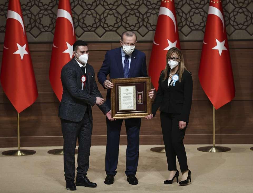 <p>Türkiye Cumhurbaşkanı Recep Tayyip Erdoğan, Cumhurbaşkanlığı Külliyesi'nde gerçekleştirilen Devlet Övünç Madalyası Tevcih Töreni'ne katıldı. Cumhurbaşkanı Erdoğan, konuşmasının ardından, şehit yakını ve gazilere madalya ve beratlarını takdim etti.</p>

<p> </p>
