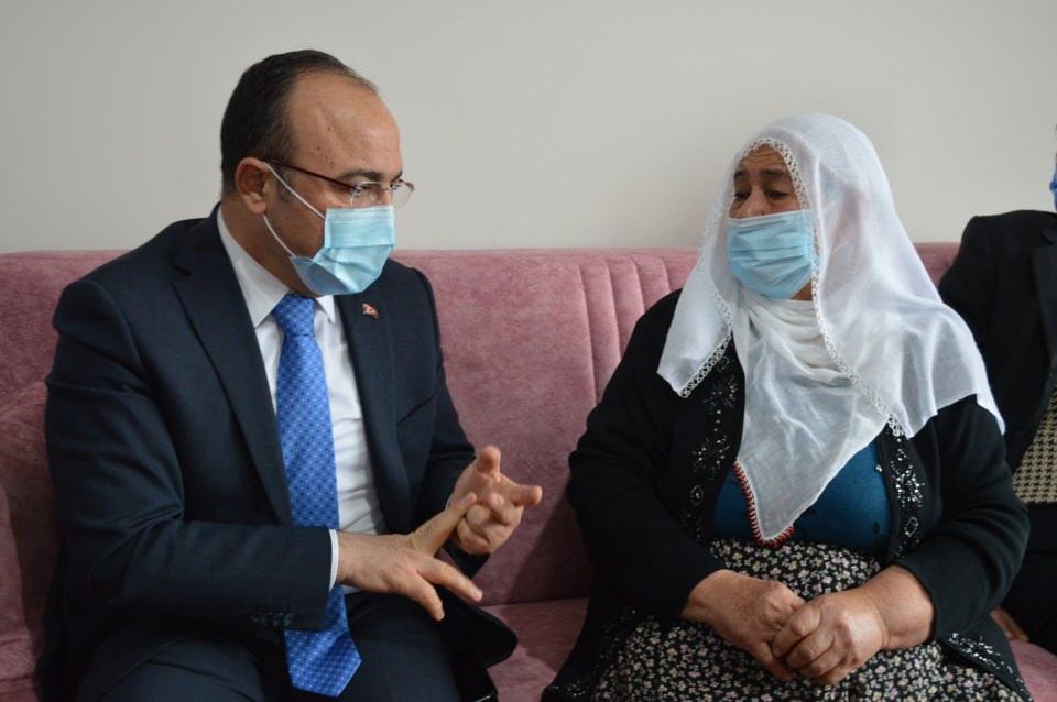 <p>100 yıllık evdi. Oradan çıkıp, buraya geldik. Allah TOKİ'den, hükümetten, Cumhurbaşkanı'mızdan, hepsinden razı olsun. Çok memnunuz" diye konuştu. </p>
