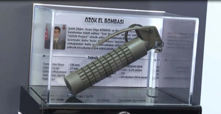<p>Şehit Üsteğmen Köreke'nin isim ve soy isminin baş harfleriyle adlandırılan proje kapsamında, "OZOK" el bombası üretildi.</p>
<p>138 milimetre boyunda, 27 milimetre çapında olan "OZOK" el bombası, boyutu sayesinde, personelin üzerinde daha fazla el bombası taşınmasına imkan tanıyor.</p>
<p>Hafif olduğundan diğer el bombalarına göre daha uzak mesafelere atılabilen "OZOK" el bombasında, C4 veya TNT tipi patlayıcılar kullanılıyor.</p>
<p> </p>