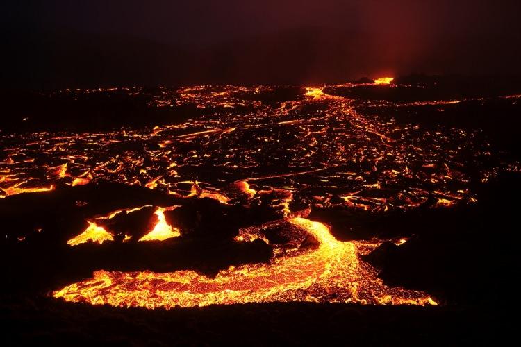 <p>İzlanda'nın güneybatısındaki Reykjanes Yarımadası'nda bulunan Fagradals Yanardağı, 6 bin yıl sonra lav püskürtmeye başladı.</p>
