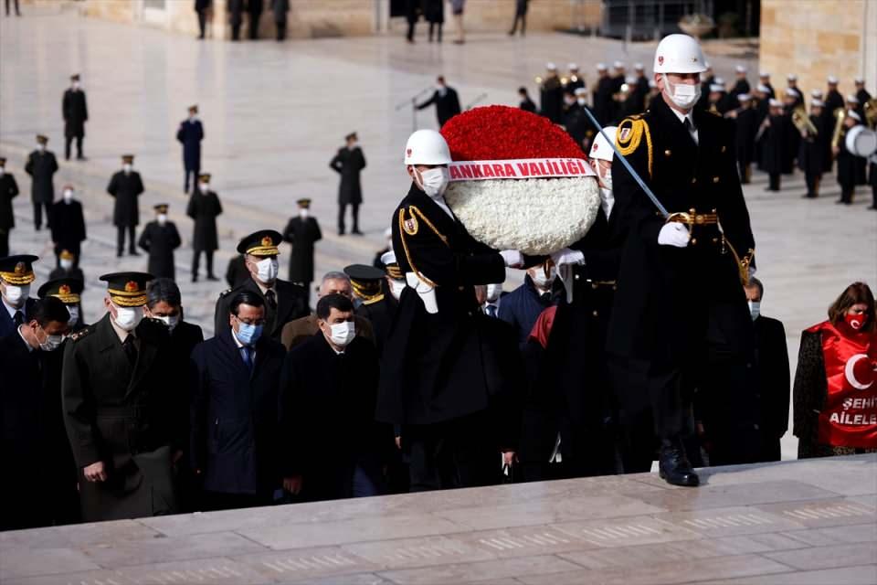 <p>Vali Şahin, Ankara B&uuml;y&uuml;kşehir Belediye Başkanı Mansur Yavaş ve diğer devlet erkanının yer aldığı heyet, Aslanlı Yol'dan y&uuml;r&uuml;yerek Atat&uuml;rk'&uuml;n mozolesine geldi.</p>

<p>&nbsp;</p>
