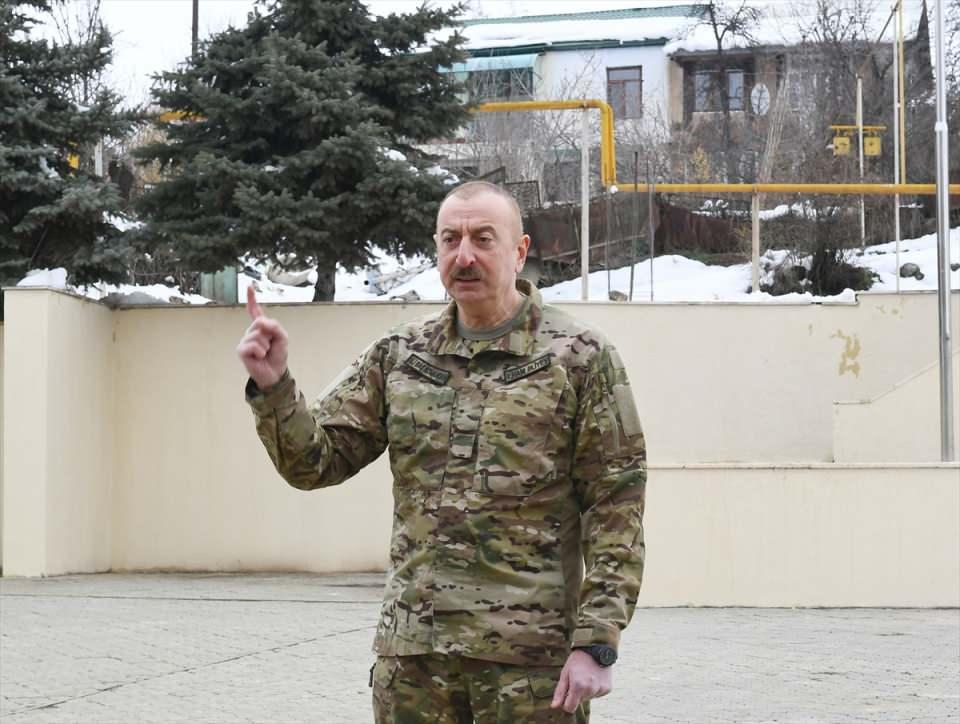 <p>İlham Aliyev, görüntülerde, yol boyunca yıkık durumdaki yerleşim birimlerini göstererek, tüm köylerin Ermenistan güçlerince yıkıldığını söyledi.</p>

<p> </p>
