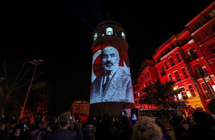 <p>Kültür ve Turizm Bakanlığı tarafından İstiklal Marşı'nın kabulünün 100. yıl dönümü için Galata Kulesi'nde özel bir gösterim hazırlandı. Türklerin Orta Asya'dan çıkışından bugüne kadar geçen dönemde tarihe adlarını yazdırmış önemli isimlere yer verilen mapping show yöntemiyle kuleye yansıtılan görüntüler arasında Mehmet Akif Ersoy'un görseli de yer aldı. ( Mehmet Eser - Anadolu Ajansı )</p>

<p> </p>
