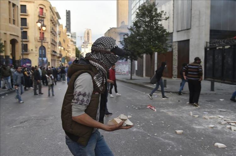 <p>Lübnanlılar, ekonomik kriz nedeniyle kötüleşen hayat şartları ve doların karaborsadaki yükselişini protesto etmek amacıyla başkent Beyrut ve diğer kentlerde gösteri düzenledi. Doların ani yükselişi üzerine öğleden sonra başkent Beyrut'ta toplanan çok sayıda Lübnanlı yönetim aleyhinde sloganlar attı. Göstericiler, gösteriye müdahale eden güvenlik güçlerine taş attı. ( Houssam Shbaro - Anadolu Ajansı )</p>

<p> </p>
