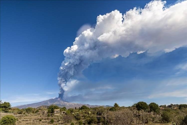 <p>İtalya'nın güneyindeki aktif yanardağlardan Etna'da volkanik faaliyetler meydana geldi. Sicilya Adası'nda 3 bin 326 metre yüksekliğindeki Etna Yanardağı'ndaki patlamayla birlikte kilometrelerce yüksekliğe ulaşan kül ve dumanlar, Katanya kentindeki Nicolosi ilçesinden görüntülendi. ( Salvatore Allegra - Anadolu Ajansı )</p>

<p> </p>
