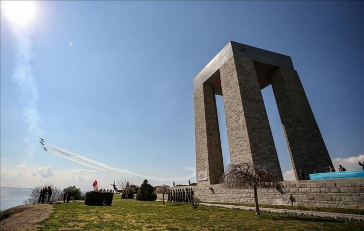 <p>Çanakkale'de Şehitler Abidesi'nde 18 Mart Şehitleri Anma Günü ve Çanakkale Deniz Zaferi'nin 106. yıl dönümü dolayısıyla tören düzenlendi. Türk Hava Kuvvetlerinin akrobasi timi Türk Yıldızları, Çanakkale semalarında gösteri uçuşu yaptı. ( Sergen Sezgin - Anadolu Ajansı )</p>

<p> </p>
