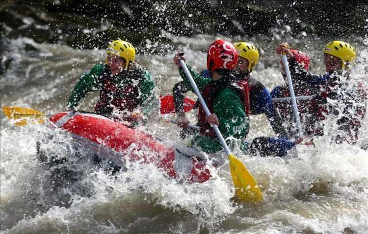 <p>Düzce'nin Cumayeri ilçesinde 16 kilometrelik parkura sahip Melen Çayı'nda rafting sezonu, yeni tip koronavirüs (Kovid-19) tedbirlerine uygun başladı. İlçeye bağlı Dokuzdeğirmen mevkisinde bulunan Türkiye'nin en önemli spor turizm alanlarından rafting tesisleri, normalleşme süreciyle yeniden hizmete girdi. En fazla 10 kişinin bindiği botlardaki kişi sayısı, tedbirler kapsamında rehberle 6'ya düşürüldü. ( Ömer Ürer - Anadolu Ajansı )</p>

<p> </p>
