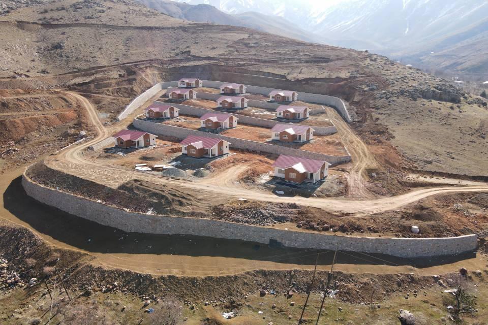 <p>Elazığ ve Malatya'da 41 kişinin yaşamını yitirmesine neden olan depremde, özellikle merkez üssünde ağır hasar ortaya çıktı. Deprem, kent merkezinin yanı sıra çok sayıda köyde de yıkıma neden oldu. </p>