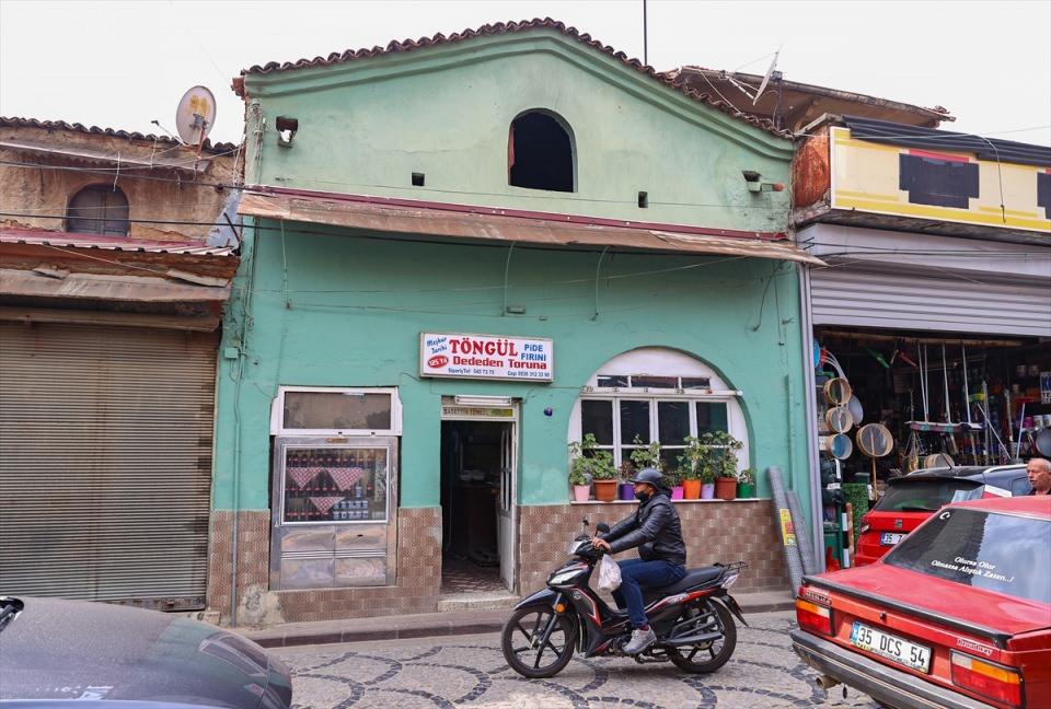 <p>Tarihi yapıları ve &ouml;zg&uuml;n doğasının yanı sıra k&ouml;ftesi, kebabı, kar helvası, otlu g&ouml;zlemesiyle de &uuml;nl&uuml; &Ouml;demiş il&ccedil;esinde, dededen toruna s&uuml;regelen k&uuml;&ccedil;&uuml;k mekanda hazırlanan T&ouml;ng&uuml;l pidesi de eşsiz lezzetiyle dikkati &ccedil;ekiyor.<br />
&nbsp;</p>
