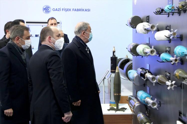 <p>Sergilenenler arasında, havadan taşınabilir 105 milimetre hafif çekili Boran obüsü ile milli piyade tüfeği MPT-76'nın hafifleştirilmiş versiyonu da yer aldı.</p>
<p> </p>