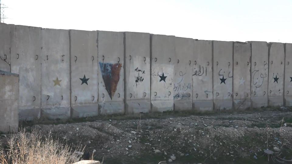 <p><strong>HAVADAN VE KARADAN DENETİM</strong></p>

<p>Irak Genelkurmay Başkanı Abdulemir Yarullah ve beraberindeki heyet TSİ ile 12.30’da Irak Hava Kuvvetleri’ne ait eğitim uçağıyla Sincan kentinin güvenlik durumuna yönelik havadan incelemelerde bulundu. Irak ordusuna bağlı üst düzey askerler dün gece askeri konvoy halinde Sincan kentinde bulunan kontrol noktasından terör örgütü PKK kamplarını gözetledi. DHA, Sincar'da örgüte ait eğitim kampları, sözde kontrol noktalarını görüntüledi. Görüntülerde terör örgütüne tünel ağlarının mavi brandalarla örtüldüğü görüldü.</p>

<p> </p>

<p> </p>
