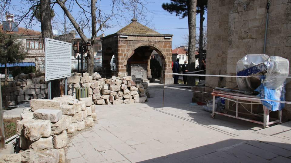 <p>Uzun s&uuml;redir tekrar yapılmayı bekleyen minare ile ilgili y&ouml;re sakinleri hi&ccedil; bir gelişme olmadığını aktararak tekrar aynısı gibi yapılmasını istedi.<br />
&nbsp;</p>
