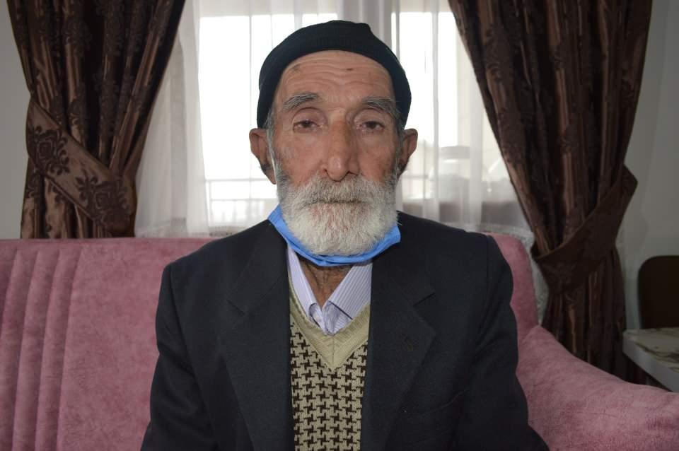 <p>Depremzedelerden İsmigül Taştan (70), eski evlerinin bir depremi daha kaldıramayacağına dikkat çekerek, "Yatarken yüzümüze toprak dökülüyordu. Allah, Cumhurbaşkanı'mızdan razı olsun, onun bir gününü bin etsin. Onun ve TOKİ'nin sayesinde bu evlere kavuştuk. Evden çok razıyım" dedi.</p>

<p> </p>
