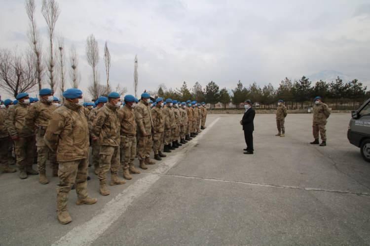 <p>Terörle mücadeleyi başarıyla sürdüren Mehmetçiğin gönlünü fethetmek ve moral vermek amacıyla hareket eden Muhammet Yılmaz, İl Jandarma Komutanlığı'nı ziyaret etti. 'Elmacı dede', Mehmetçiğe elleriyle bahçe elmasından ikram ederken, hatıra fotoğrafı da çektirdi. </p>
