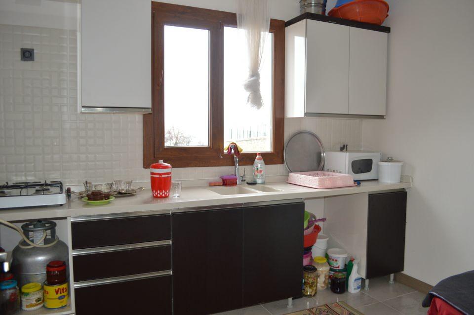 <p>Bu konutların özelliği, vatandaşlarımızın köy hayatında rahat bir şekilde yaşamasına imkan tanıyacak, tek katlı, çelik konstrüksiyon ve brüt 90 metrekarelik alana sahip, deprem genelgesine uygun olması. </p>