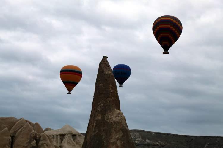 <p>Balon turlarını izleyen Arda Güney ise gökyüzünde balonların harika bir görsellik sunduğunu ifade etti. Güney,<em> “Balonlar burada insanların tarihi yerleri görmesine güzel bir görsellik sunuyor. Bu yüzden bu etkinliği seviyorum. Gökyüzünde balonlar çok güzel. Kapadokya bölgesini tatil yeri yapan yer balonlar diye düşünüyorum</em>” şeklinde konuştu. <br />
 </p>
