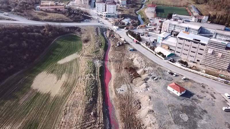<p>Armavutköy'deki kırmızı akan derenin ardından Esenyurt'ta kimyasal atık nedeniyle Haramidere mavi aktı.</p>

<p> </p>
