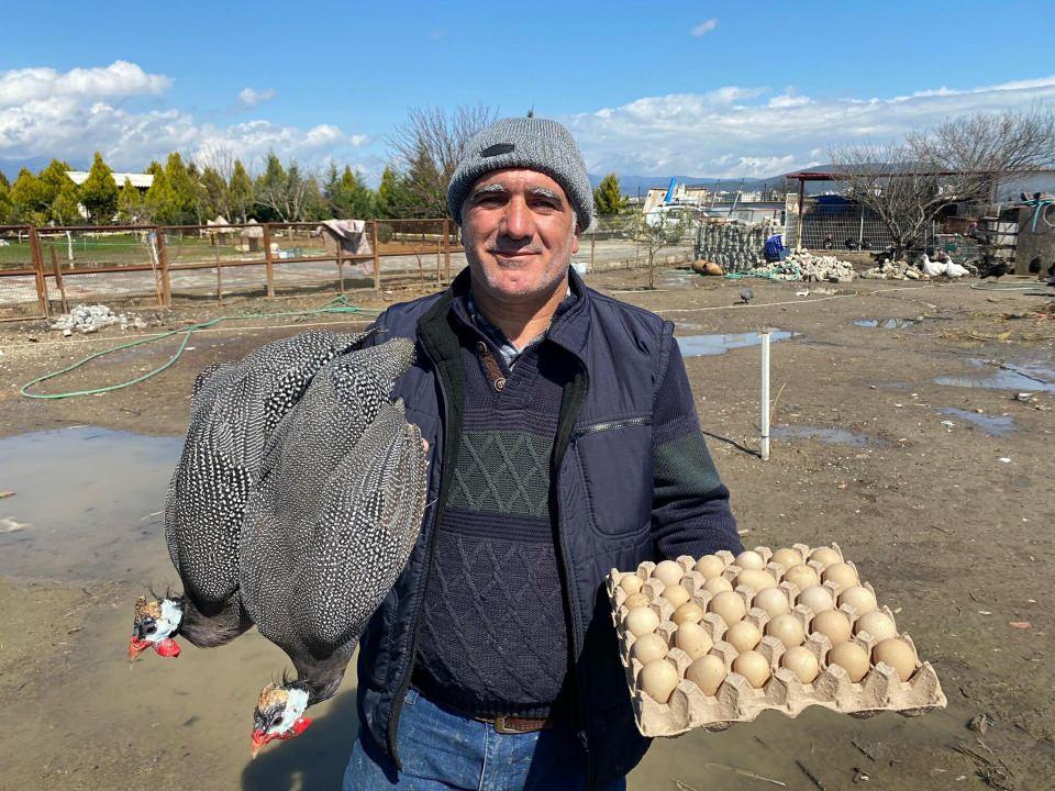 <p>İzmir'in Torbalı ilçesindeki çiftliğinde, İran tavuğu yetiştiren Osman Beklen (47), ürettiği yumurtaları tanesi 7 TL'den paskalya yumurtası olarak satıyor. </p>
