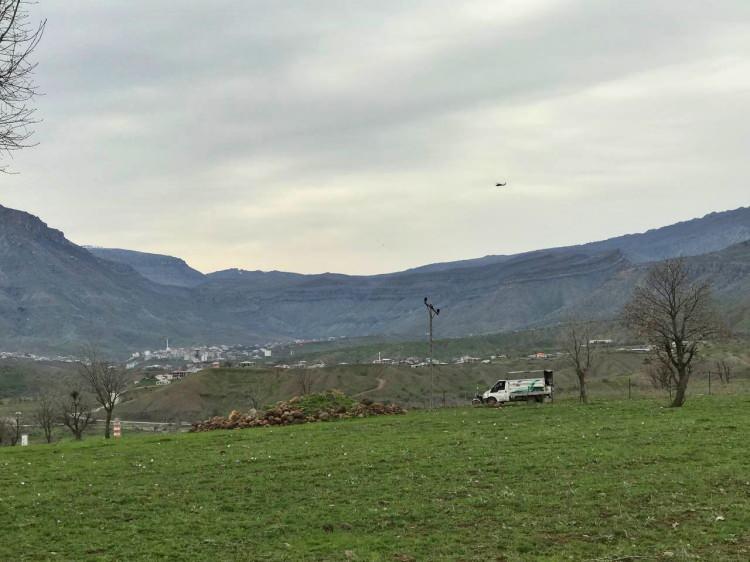 <p> Yüksekova ilçesinde yarım metre kar bulunduğunu ve soğuk havanın etkili olduğunu dile getiren Nihat Ekici, “Yüksekova hala beyaz örtüsüyle devam ediyor. </p>
