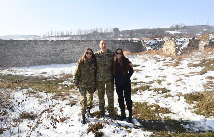 <p>Ziyarette eşi Mihriban Aliyeva ile kızı Leyla Aliyeva da yer aldı.</p>
