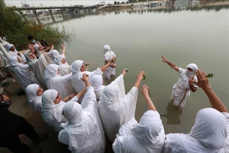 <p>Irak'taki dini oluşumlardan biri olan Sabia Mendailer, beş gün sürecek Halika Bayramı'nı kutlamaya başladı. Başkent Bağdat'taki Dicle Nehri kenarında toplanan Sabia Mendailer, kendilerine özgü dini ritüeller yaptı. ( Murtadha Al-Sudani - Anadolu Ajansı )</p>

<p> </p>

