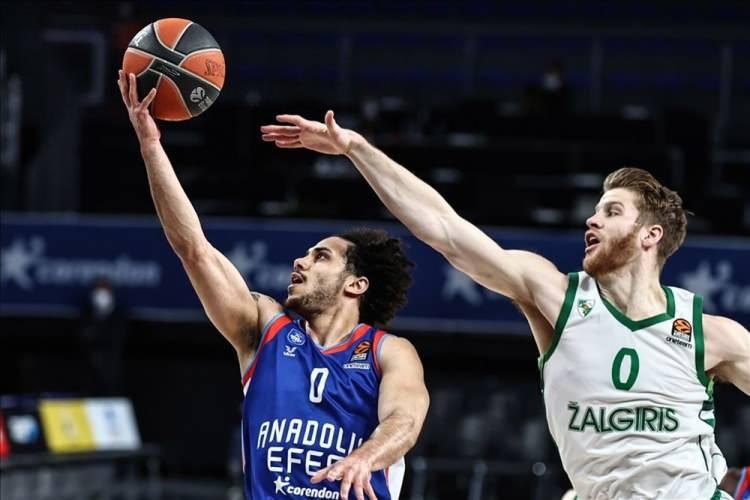 <p>THY Avrupa Ligi'nin 29. haftasında Anadolu Efes, Litvanya'nın Zalgiris takımıyla karşılaştı. Bir pozisyonda Anadolu Efesli Shane Larkin (solda), Zalgiris oyuncusu Thomas Walkup (sağda) ile mücadele etti. ( Onur Çoban - Anadolu Ajansı )</p>

<p> </p>
