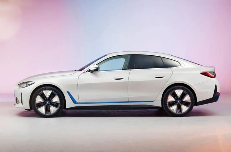 <p>Dört kapılı bir coupe gövdeye sahip olan araç 590 kilometreye varan bir menzil vadediyor. </p>
<p>BMW i4, 390 kW yeni 530 bg güce sahip olacak. </p>
<p>Aracın 0'dan 100'e hızlanması ise sadece 4 saniye sürüyor. </p>
