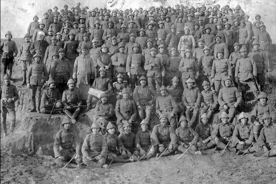 <p>18 Mart Şehitleri Anma Günü ve Çanakkale Deniz Zaferi'nin 106. yıl dönümü, tüm yurtta düzenlenen etkinliklerle kutlanıyor.<br />
<br />
Çanakkale'de bir bölük Türk askeri.</p>
