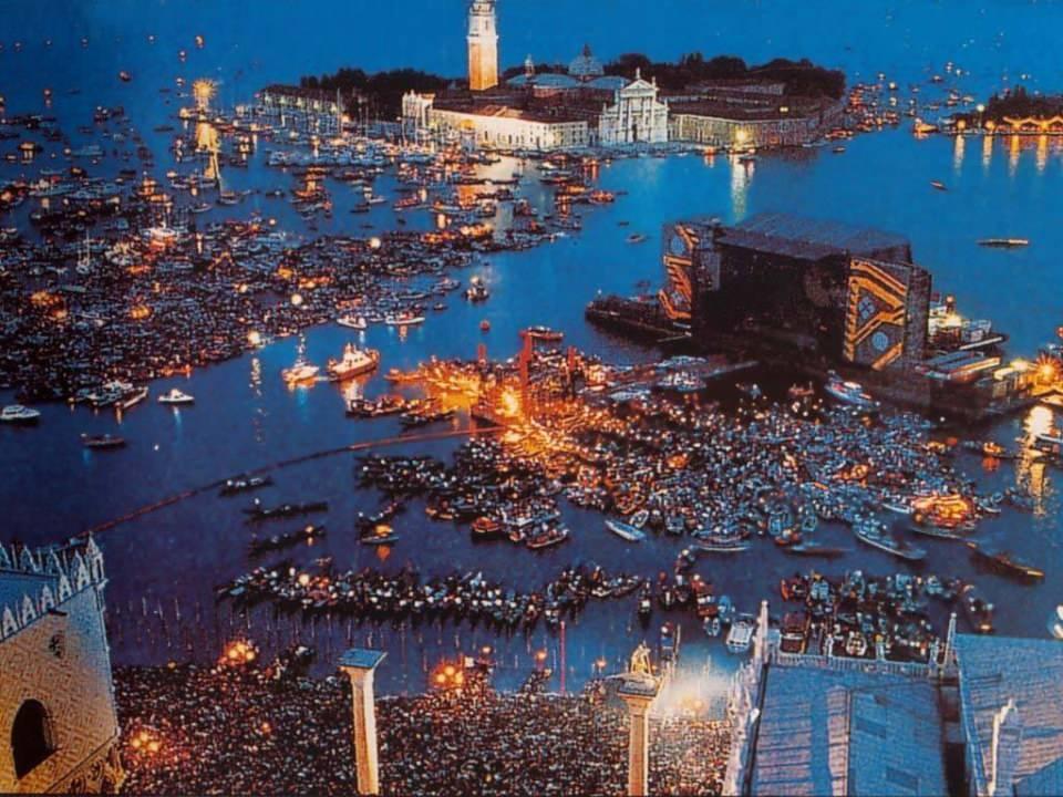 <p>Pink Floyd'un 1989'da ücretsiz olarak verdiği bir konsere 200 bin kişi katılım göstermişti. Venedik'in yaklaşık 270 bin nüfüsu var.</p>
