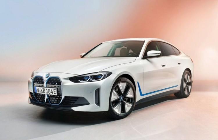 <p><strong>BMW i4 MODELİNİ TANITTI</strong></p>

<p>BMW elektrikli modeli i4'ü beklenenden çok önce tanıttı.</p>
