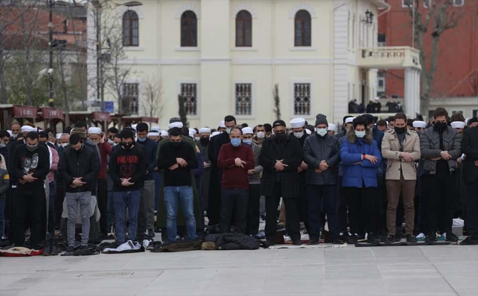 <p>Suudi Arabistan’a göç ederek Mekke- i Mükerreme Üniversitesi Eğitim Fakültesi’nde ve Şeriat Fakültesi’nde dersler vermeye başladı. </p>
