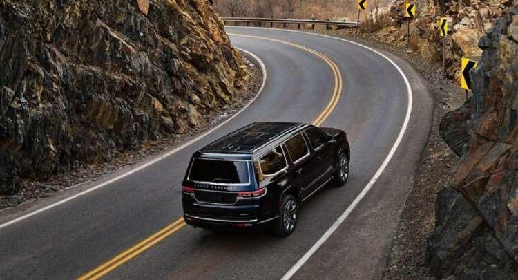 <p>Wagoneer, 5.7 litrelik yarı hibrit bir V8 motora sahip. Bu motor 400 bg güç ve 548 Nm tork üretebiliyor. Araçta 8 ileri vitesli otomatik şanzıman yer alıyor. </p>
<p>Grand Wagoneer ise 6.4 litrelik bir V8 motor kullanan araç, toplamda 480 bg güç ve 617 Nm tork üretebiliyor. </p>