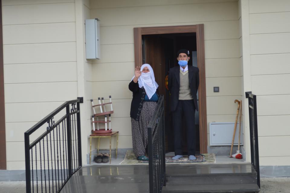 <p>Elazığ'a bağlı ilçe, belde ve köylerde evi hasar gören toplam 6 bin 3 hak sahibi bulunurken, 4 bin 827 kişi için 2 bin 396 konutun inşaatı ise sürüyor. </p>

<p> </p>
