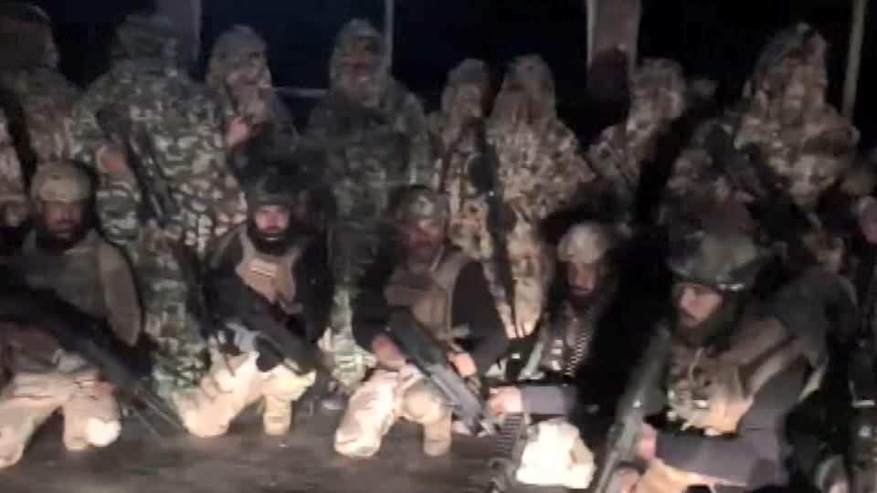<p> Irak ordusuna bağlı üst düzey askeri yetkililer Sincar'daki güvenlik durumuna ilişkin incelemelerini Demirören Haber Ajansı (DHA) yerinde görüntüledi.</p>
<p> </p>
<p> </p>
