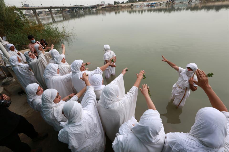 <p>Irak'taki dini oluşumlardan biri olan Sabia Mendailer, Halika Bayramı dolayısıyla başkent Bağdat'ta Dicle Nehri kenarında birtakım dini ritüeller gerçekleştirdi.</p>
