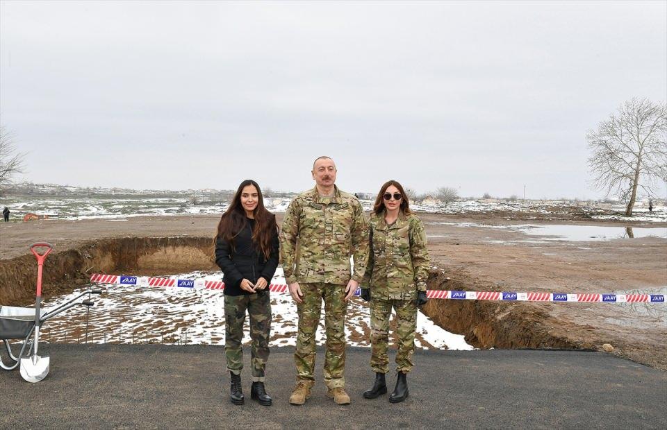 <p>Aliyev'in eşi Mihriban Aliyeva'nın Instagram hesabından paylaştığı görüntülerde, Cumhurbaşkanı Aliyev'in kendi kullandığı araçla ziyareti gerçekleştirdiği görüldü.</p>

<p> </p>
