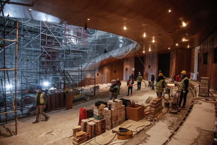 <p>Cumhurbaşkanı Recep Tayyip Erdoğan tarafından 10 Şubat 2019'da temeli atılan Taksim'deki AKM'nin yapımına hızla devam ediliyor. Kısa s&uuml;re &ouml;nce K&uuml;lt&uuml;r ve Turizm Bakanı Mehmet Nuri Ersoy'un y&uuml;zde 86'sının tamamlandığı s&ouml;ylediği AKM'deki &ccedil;alışmalarda ince iş&ccedil;ilikler t&uuml;m hızıyla s&uuml;r&uuml;yor.&nbsp;</p>

<p>&nbsp;</p>

<p>&nbsp;</p>
