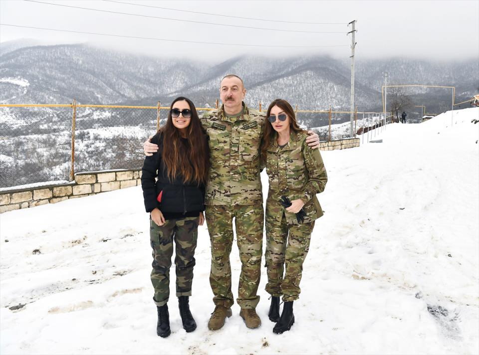 <p>Yerleşim birimlerinin birinde mola veren Aliyev, işgalden kurtarılan bölgelerde imar çalışmalarına başladıklarını, yeni yollar inşa ettiklerini bildirdi.</p>

<p> </p>
