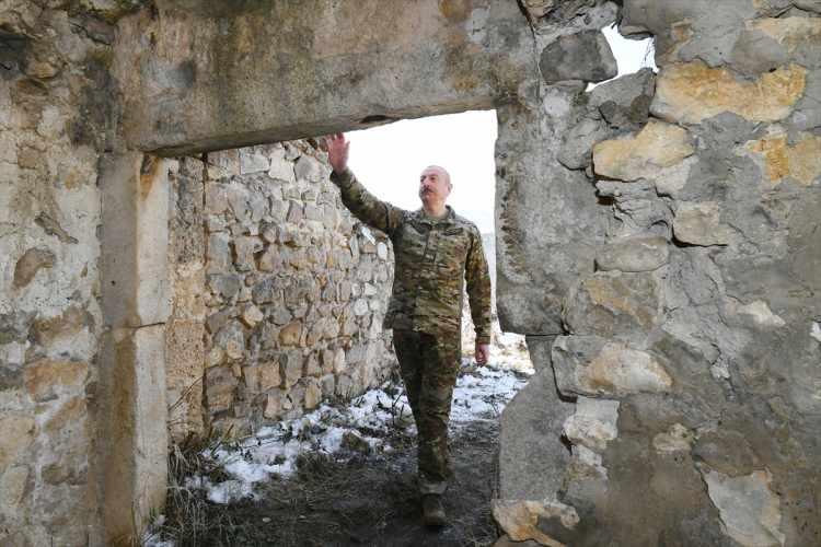<p>Azerbaycan Cumhurbaşkanı İlham Aliyev, Ermenistan işgalinden kurtarılan Şuşa'yı ziyaret etti. </p>

<p> </p>
