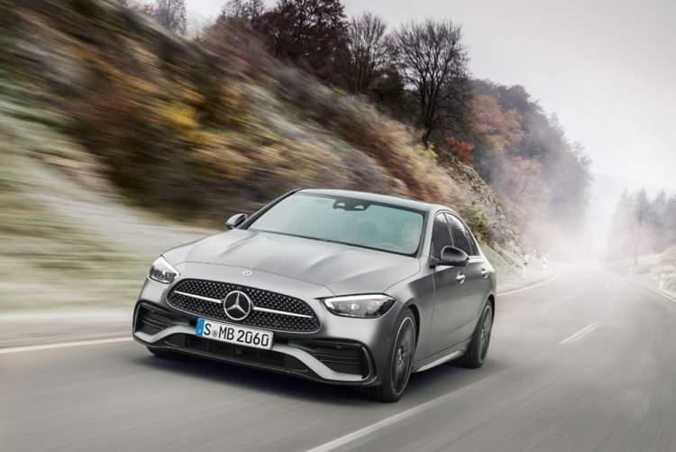 <p>Tamamen yenilenerek çok sayıda ilki bünyesinden barındıran Yeni Mercedes-Benz C-Serisi, düzenlenen dijital dünya lansmanı ile tanıtıldı.</p>