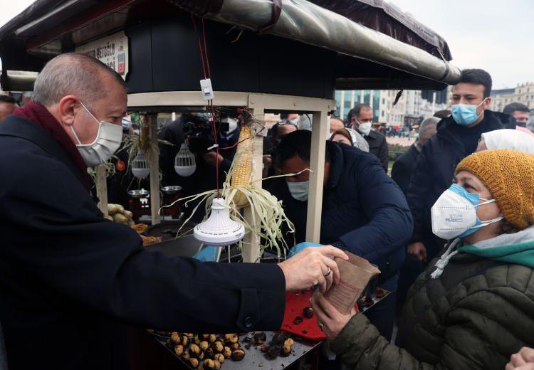 <p>Taksim Meydanı'nda bir esnaftan kestane ve mısır alarak kendisini takip eden gazeteciler ile vatandaşlara ikram etti.</p>
