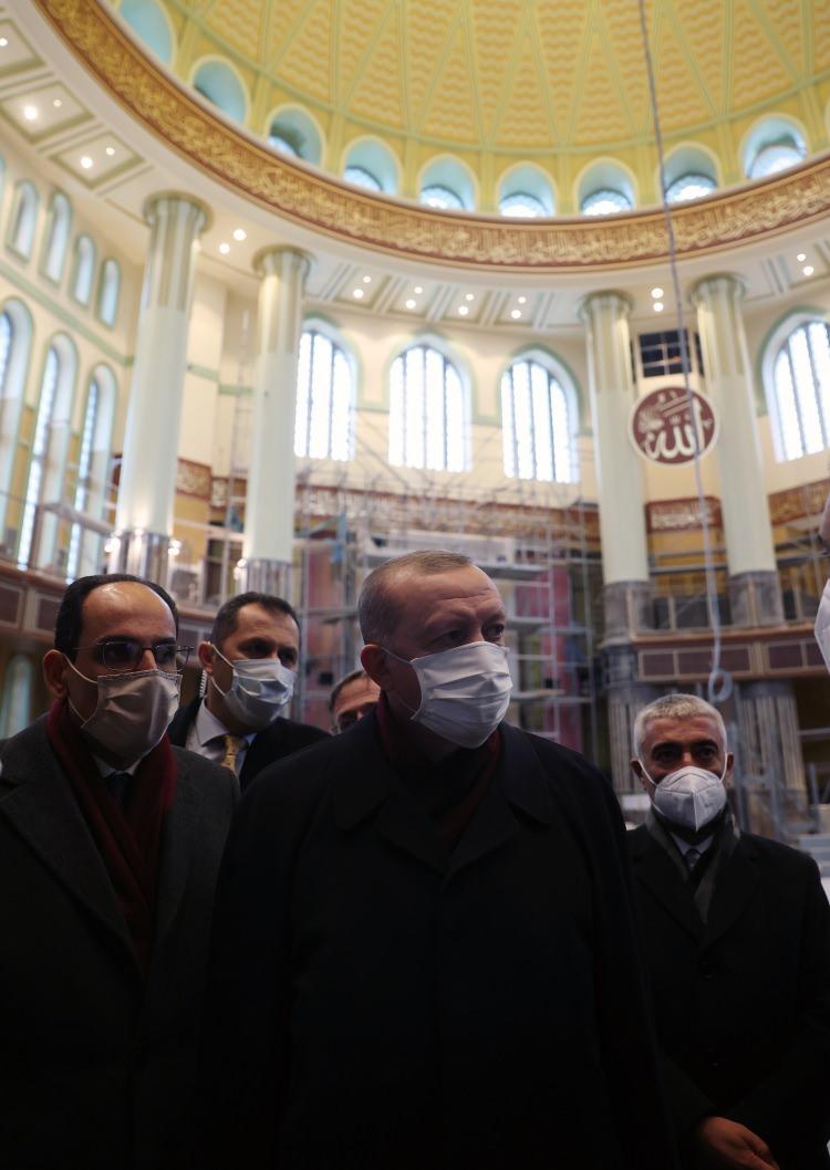 <p>Erdoğan, ardından Taksim Camii'ne geçerek incelemelerde bulundu. Erdoğan'a, Kültür ve Turizm Bakanı Mehmet Nuri Ersoy da eşlik etti.</p>

<p> </p>
