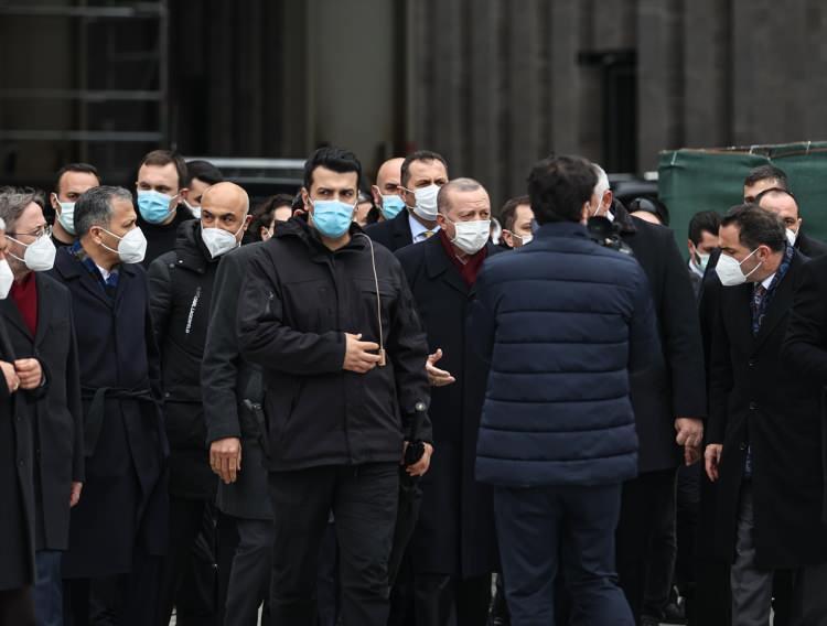 <p>Erdoğan yürüdüğü sırada Taksim Meydanı'nda bir esnaftan kestane ve mısır alarak kendisini takip eden gazeteciler ile vatandaşlara ikram etti. </p>