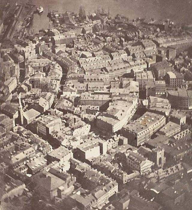 <p>Tarihin en eski hava fotoğrafı. Boston'da 610 metre yükseklikte bir 1860 yılında balondan çekildi.</p>
