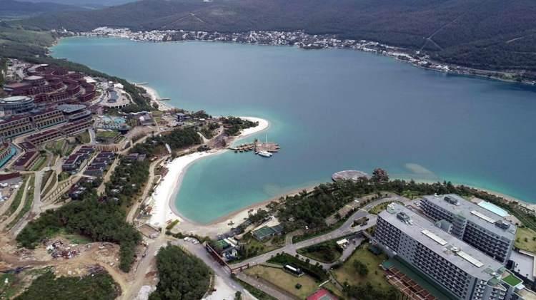 <p>Bodrum Kent Konseyi Yönetim Kurulu Üyesi Mir Bahattin Demir, yaklaşık 183 kilometrelik kıyı şeridi bulunan Bodrum Yarımadası'nın ‘beyaz kum’ merakı nedeniyle tehdit altında olduğunu söyledi.</p>
<p> </p>